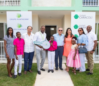 Grupo Puntacana realizó entrega de apartamentos en Ciudad Caracolí a tres de sus colaboradores  