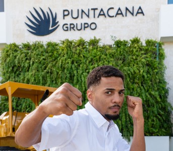 Grupo Puntacana contin&uacute;a apostando por el turismo deportivo al acompa&ntilde;ar el proceso ol&iacute;mpico del boxeador dominicano Junior Alc&aacute;ntara