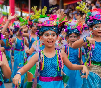 Carnaval de Punta Cana celebra 15 años de arte y cultura en la región  este al ritmo de música, colores y miles de personas