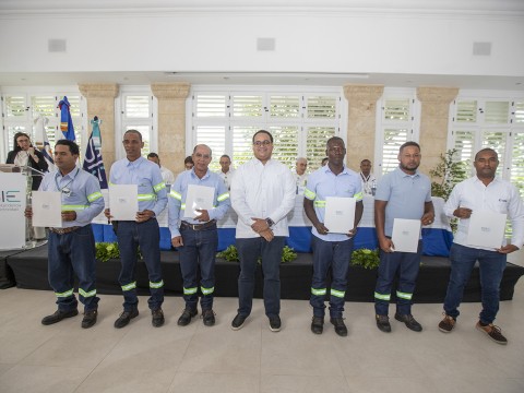Superintendencia de Electricidad certifica a 15 colaboradores de  Grupo Puntacana en estándares energéticos